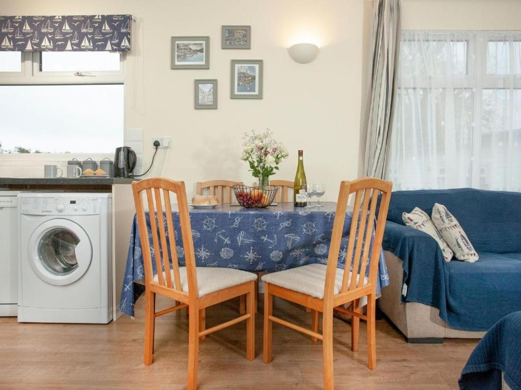 Sunnydaze-Detached Chalet With 2 Bedrooms And 2 Bathrooms And Private Parking Outside Door Dartmouth Exterior photo