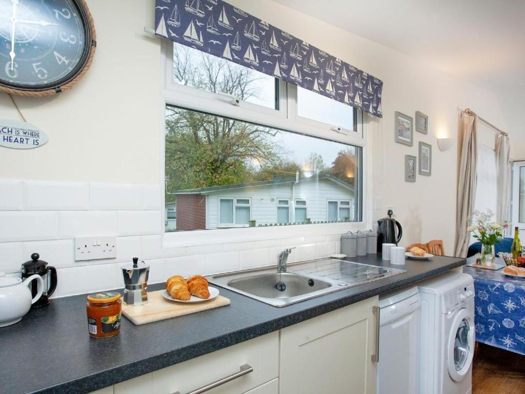 Sunnydaze-Detached Chalet With 2 Bedrooms And 2 Bathrooms And Private Parking Outside Door Dartmouth Exterior photo